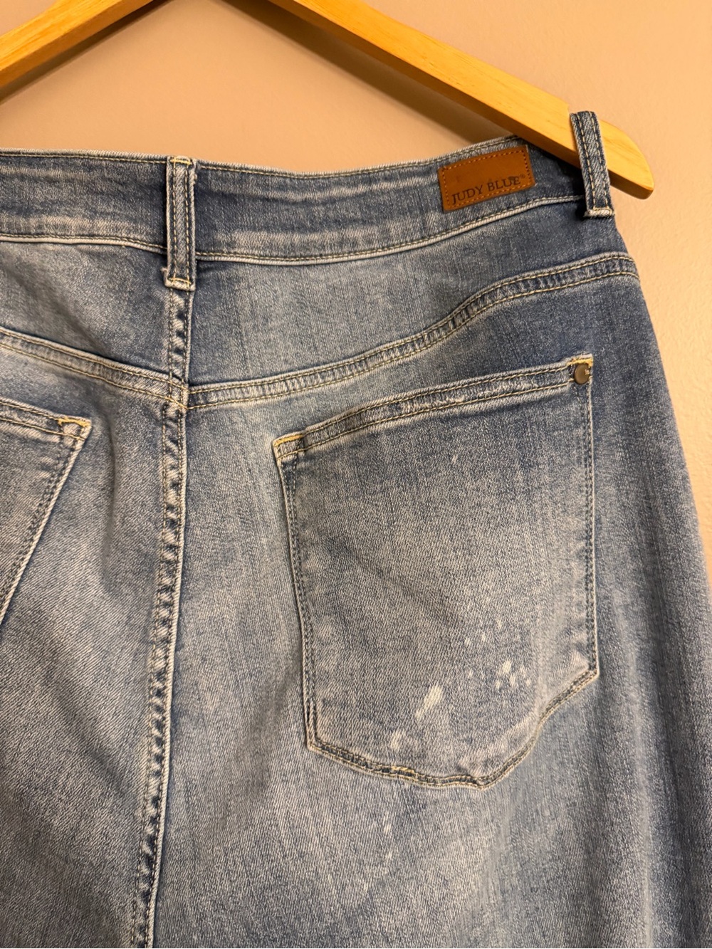 Judy Blue High Rise Ultra Distressed Capri Jeans Sz 20W Bleach Splatter Raw Hem - Picture 9 of 9